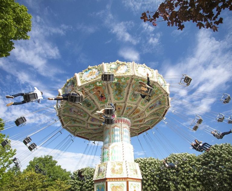 Les chaises volantes du jardin d'acclimatation. 