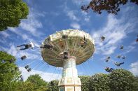 Les chaises volantes du jardin d'acclimatation. 